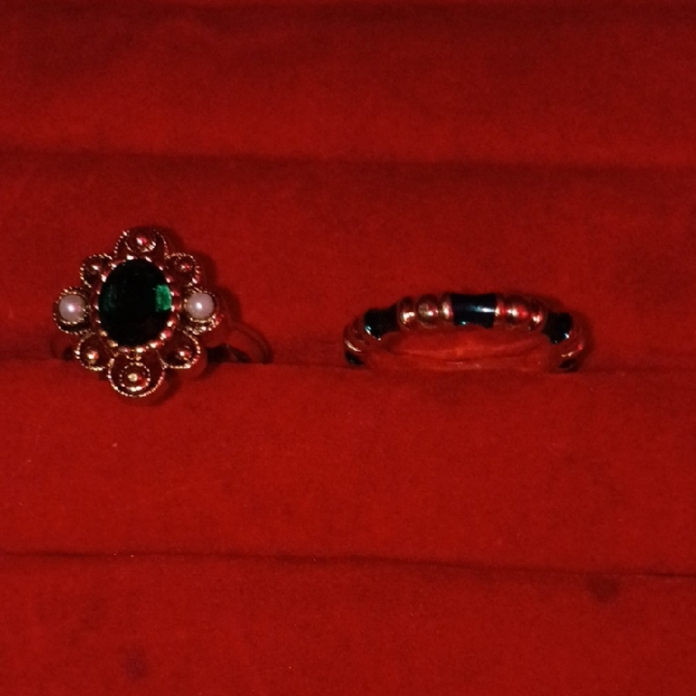 Elegant Gold and Green Gemstone Ring Set